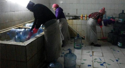 黑心桶装水工厂曝光 自来水变身